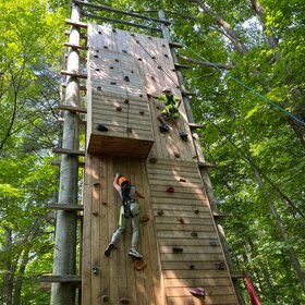 Élèves qui font de l'escalade