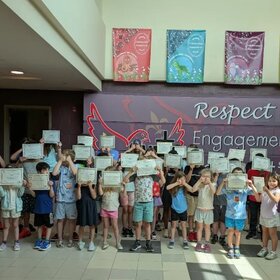 les élèves en parade de certificats